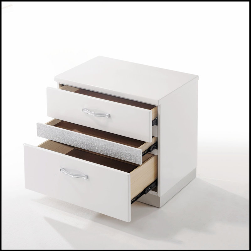 Table de chevet à finition brillante avec 3 tiroirs, conception moderne pour un rangement efficace et élégant.
