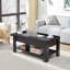 Table basse à plateau relevable Arrik avec compartiment de rangement dissimulé et tablettes ouvertes-675449226