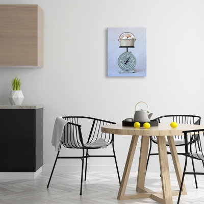 «Rustic Farmhouse Vintage Scale Buck Full Of Eggs White», estampe numérique encadrée, art texturé par Tania Soderman