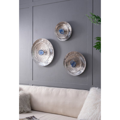 Superbe décoration murale texturée argentée de 3. Embellissez le salon, la chambre à coucher, le vestibule, le bureau. Disque en métal avec centre en agate. Quincaillerie de fixation arrière dissimulée. 20 x 20 x 4, 16 x 16 x 4, 12,5 x 12,5 x 4 pouces.