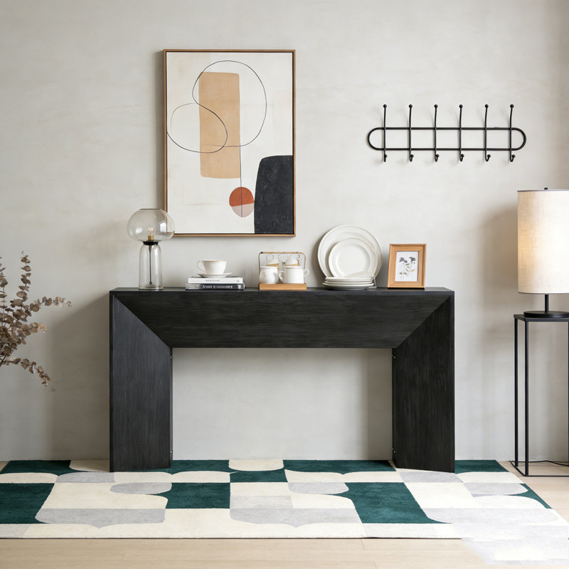 Console en bois avec canapé et couloir