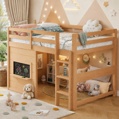 Lit mezzanine en bois massif de taille standard avec glissade, tableau noir et bibliothèque intégrée, lit ludique pour enfants avec barrières de sécurité, cadre robuste en pin pour chambre d'enfant ou salle de jeux, couleur naturelle claire.