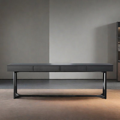 Bureau simple pour écrire à la maison en noir