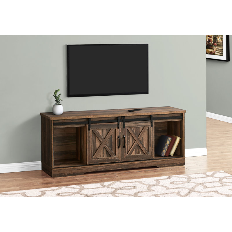 Meuble télé brun de 60 po avec 2 tablettes larges et un espace de rangement fermé pour le divertissement dans la chambre à coucher.