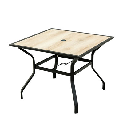 Table de salle à manger beige avec cadre carré en métal et douille de parasol