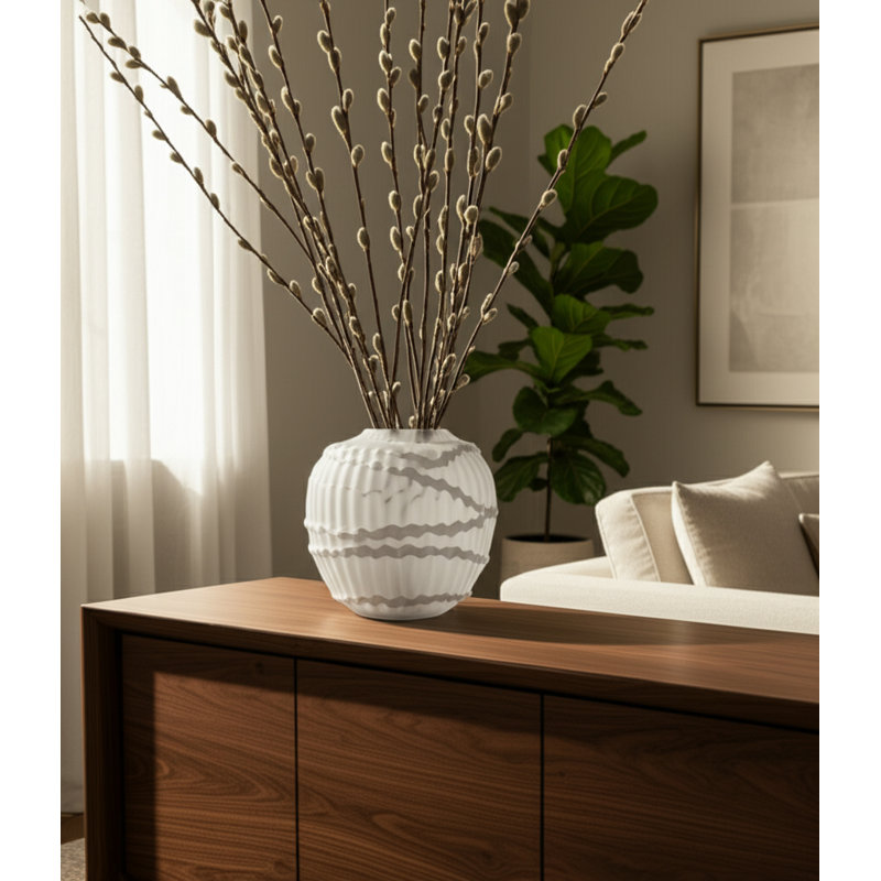 Vase en verre sculpté avec rayures verticales, H 10,5 po x l 11,75 po x P 10,5 po