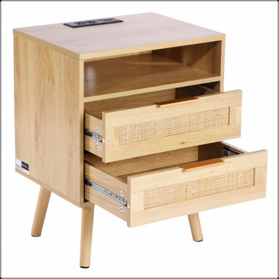 Table de chevet en rotin Boho avec tiroir, tablette ouverte et station de charge pour une commodité accrue dans la chambre à coucher