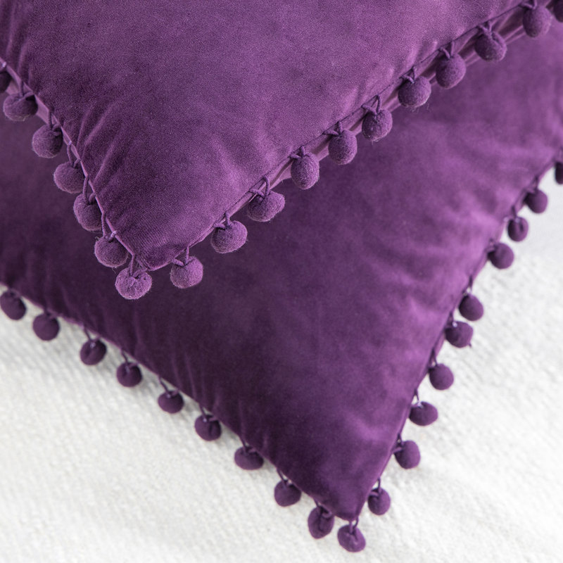 Coussin Silky Velvet Series Pom-poms, Mauve foncé, Carré 18 po, Housse de coussin et insert
