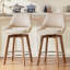 Ensemble de 2 tabourets pivotants à hauteur de comptoir, ensemble de 2 tabourets de bar 27 po, pieds en bois massif, tissu confortable, convient aux îlots de cuisine.-130116842-130116845