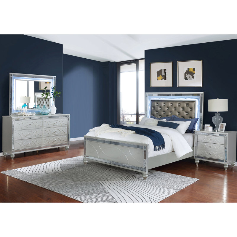 Ensemble de 4 grandes chambres avec accents argentés, éclairage à DEL et ensemble de tiroirs doublés de feutre, pièces en miroir