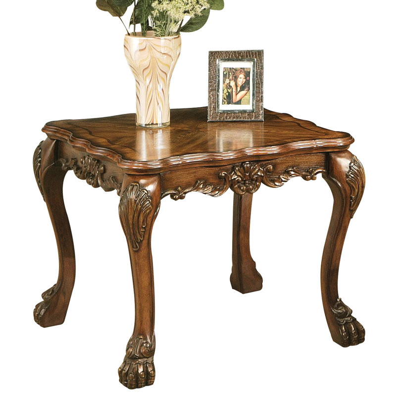 Table d'appoint en chêne cerisier avec pied griffe surdimensionné, structure en bois massif, charme vintage, esthétique classique pour l'espace. Table carrée traditionnelle, plateau festonné, ornements floraux, style rustique.
