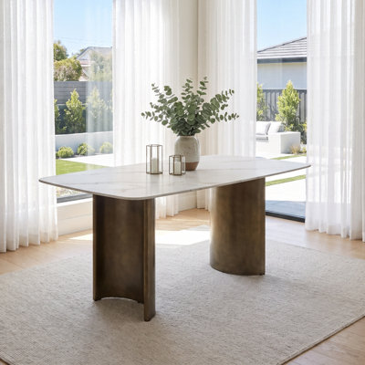 Table de salle à manger 65 "rectangulaire en pierre frittée, plateau blanc avec base en laiton brossé