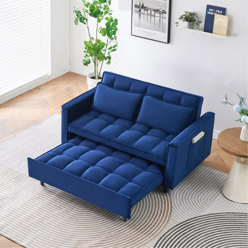 Le canapé en velours bleu onirique de 55 po est élégant et pratique avec des poches, interprétant habilement l'art de la conversion trois-en-un.