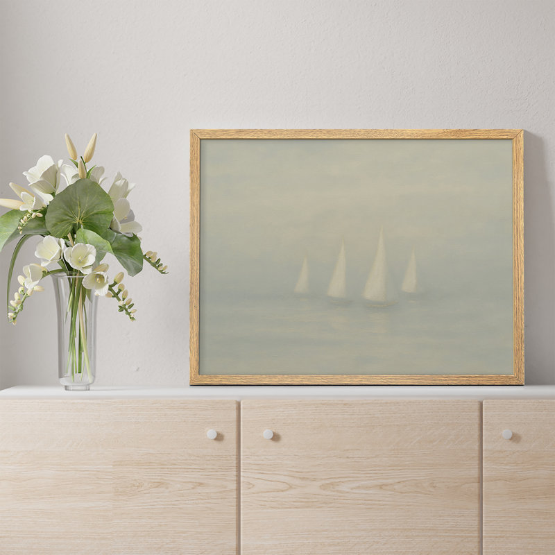 Voilier brumeux sur l'eau, reproduction d'art encadrée, scène nautique douce pour un décor côtier ou décontracté, Naturel