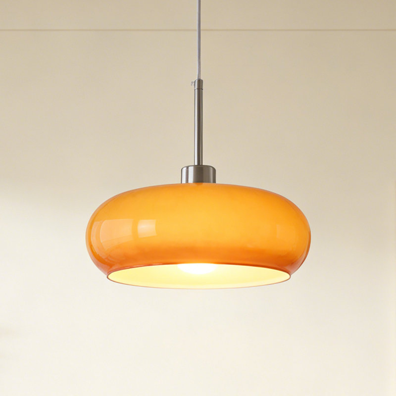 Luminaire suspendu orange à une lumière