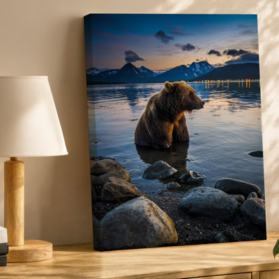 Toile, "Un majestueux ours brun avec sa fourrure humide épaisse scintillante sous un mur"