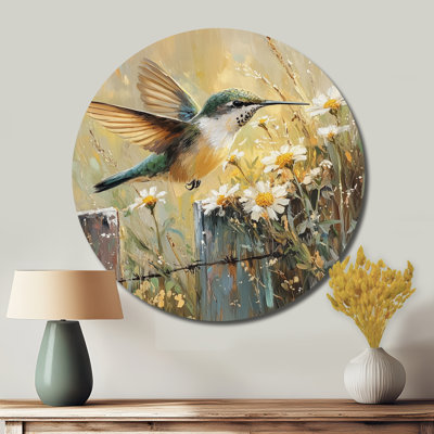 Colibri par la ferme clôture I - impression d'art moderne en métal vert, oiseau rond en métal, art mural
