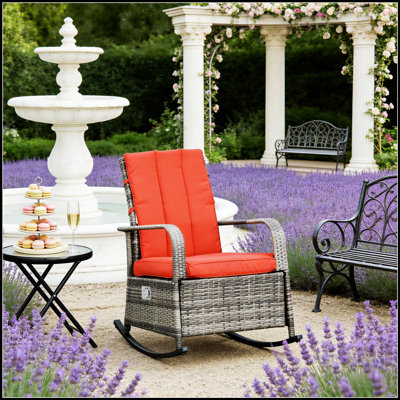 Fauteuil inclinable d'extérieur en rotin avec coussins moelleux et repose-pieds réglable, parfait pour la détente sur le patio