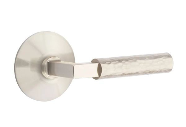 Mortaise intérieure Emtek Select Passage avec rosette moderne et tige carrée en L, levier martelé, Gauche, Nickel satiné