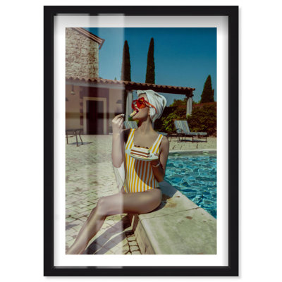 «Poolside Cake Slice Shadowbox Print Coastal Glam Art» par Notoriart, cadre noir, 20 x 30