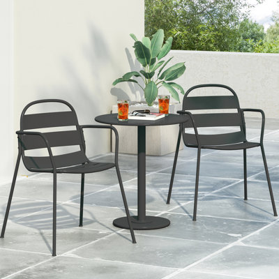 Bistro moderne moderne en fer noir mat avec une structure élégante pour un espace extérieur charmant