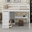 Lit mezzanine en bois moderne, garde-robe intégrée, bureau, tablettes de rangement-129204081