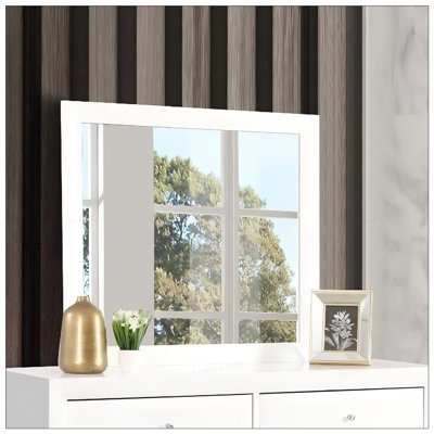 Miroir blanc Marilla avec verre de haute qualité pour une réflexion claire, parfait pour un décor moderne et élégant