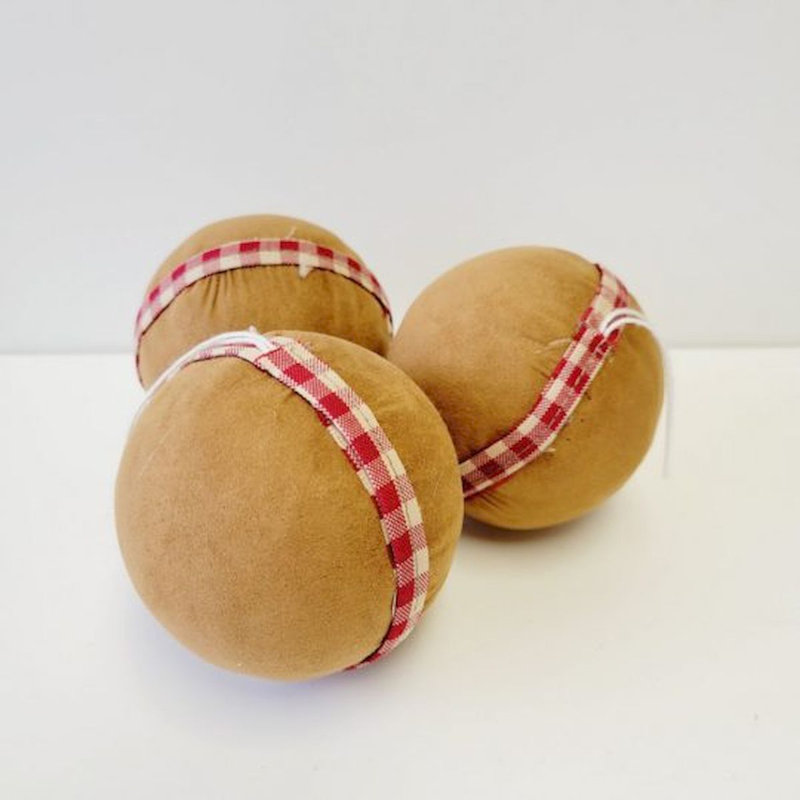Ornements en suède avec boules et rubans