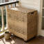 Panier à linge de grande capacité avec couvercle et sacs de doublure amovibles, panier à vêtements pliable avec housse anti-poussière et base surélevée, rangement en osier synthétique pour la chambre à coucher