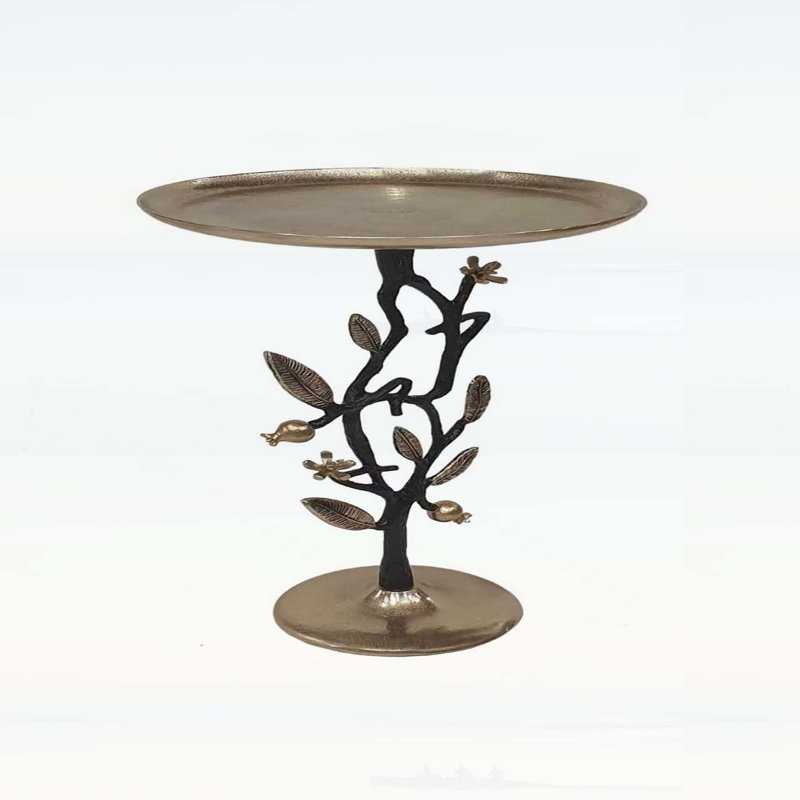 Élégante table d'appoint en aluminium noir et or avec un motif de grenade complexe, parfaite pour un décor moderne et artistique.