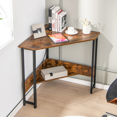 Bureau d'ordinateur en coin avec prises intégrées