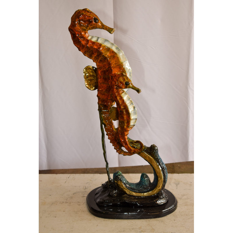 Statue de deux chevaux de mer abstraits et géométriques nageant dans l'océan Bhavi 13 po x 9 po x H 28 po