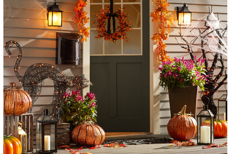 8 Sweet & Scary Outdoor Halloween Decoration Ideas