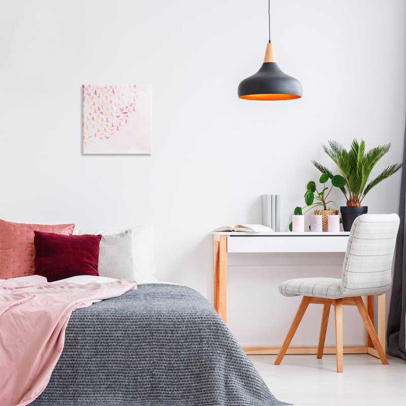 «Fluttering Pink Birds» par Carrie Cantwell, H 36 po x l 36 po x P 1,5 po