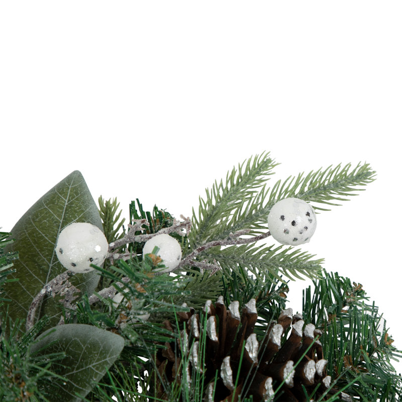 Couronne de Noël artificielle givrée avec baies blanches et pin mélangé 24 pouces non éclairée
