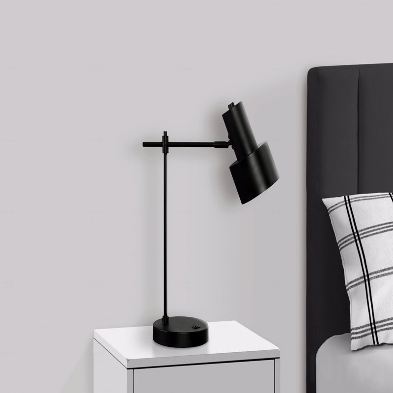 Lampe de table - 21 po de hauteur, port USB inclus, métal noir, abat-jour noir