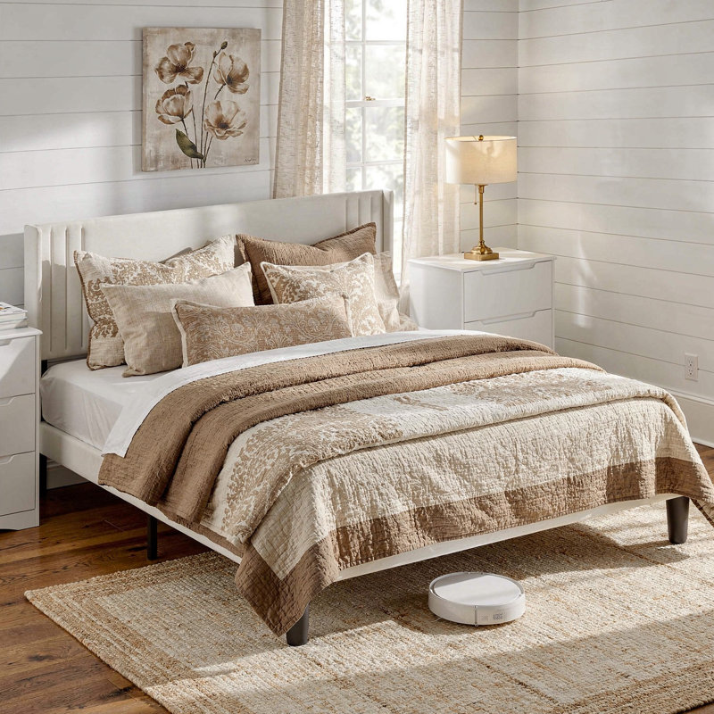 Lit plateforme tapissier à oreilles, structure en métal avec lattes de bois, dégagement sous le lit de 7,5 po, aucun sommier requis, grand