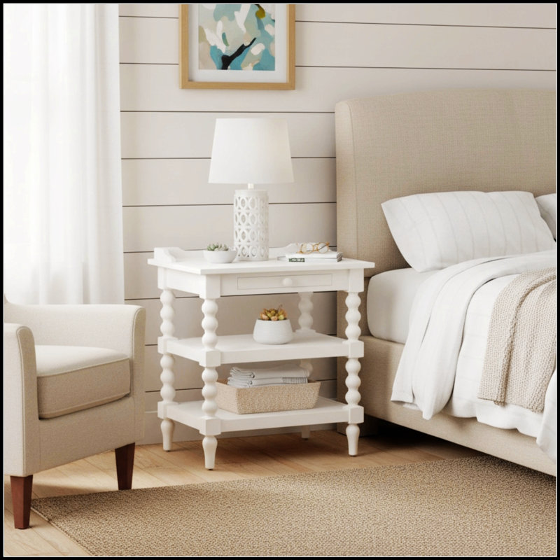 Table de chevet antique Aria avec pieds tournés, tablettes et plateau coulissant pour espaces compacts
