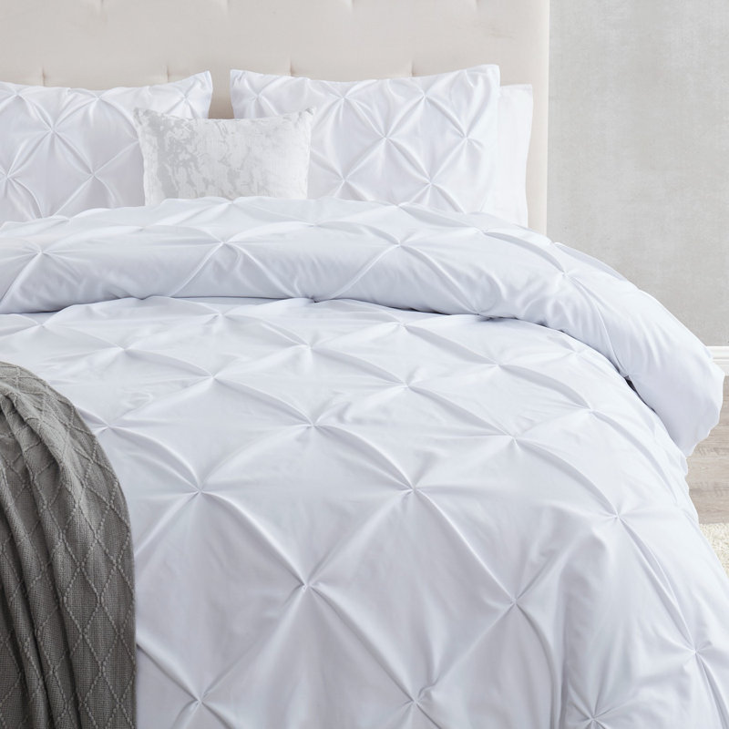 Comforter, White, King Comforter + 2 Queen Shams