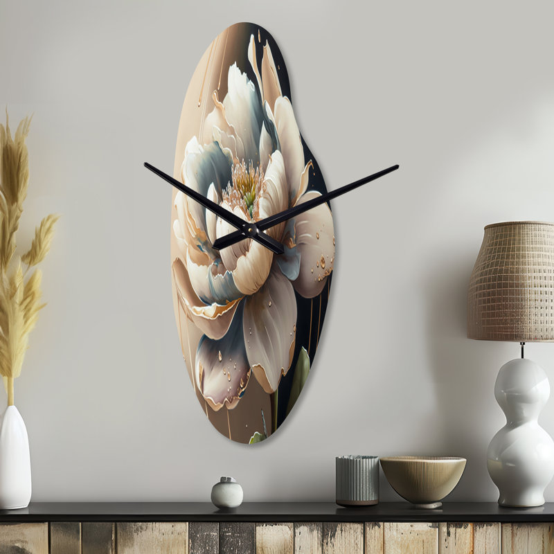 Crème fleur blanche - horloge florale incurvée en métal, horloge murale asymétrique traditionnelle, Médium
