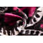Coussin décoratif en velours de soie fait à la main - motif ikat noir et magenta, 20 po x 20 po