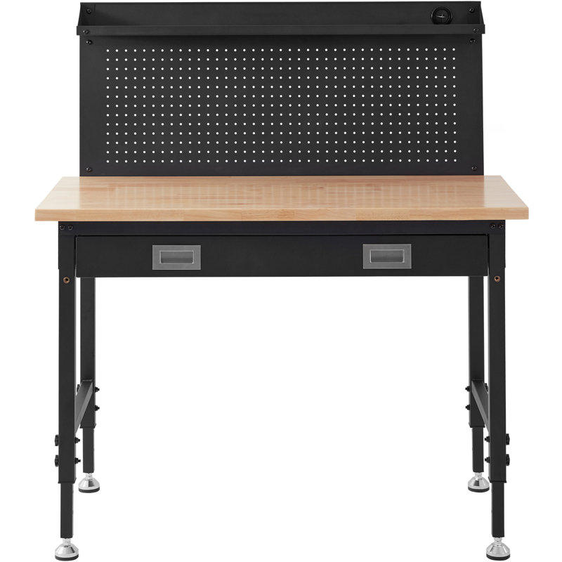 Établi à hauteur réglable de 71 à 100 cm, conçu pour le garage. Plateau en chêne massif et acier au carbone. Capacité de charge : 907 kg. Dimensions du plateau : 122 x 61 cm. Câble de 3 m et 30 crochets inclus.