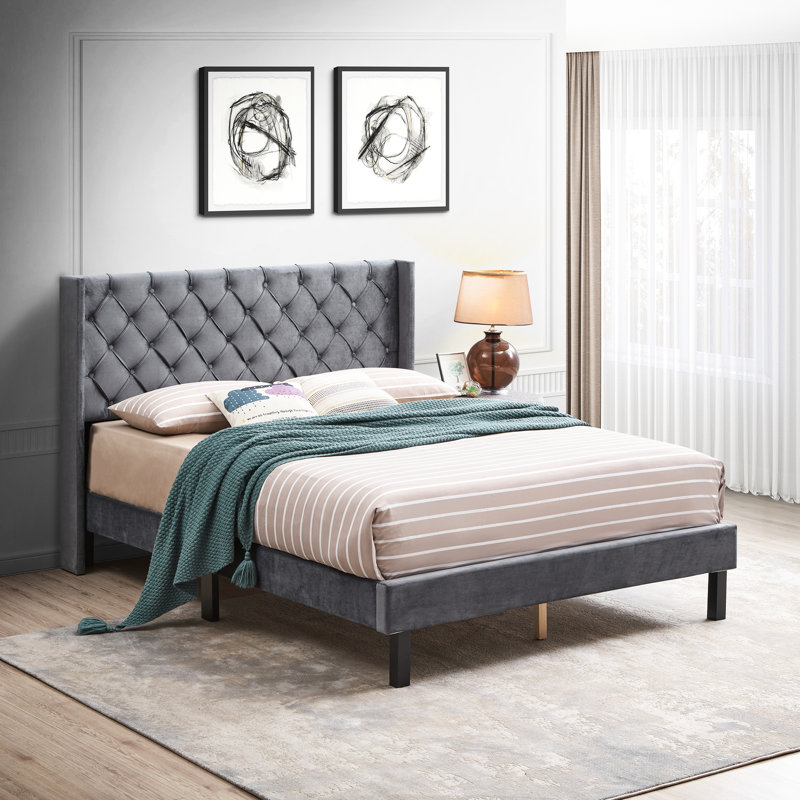 Grand lit gris avec capitonnage à boutons en velours et plateforme en lattes de bois stables - revêtement gris anthracite