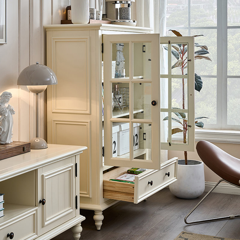 Blanc massif + bois manufacturé + vitrines