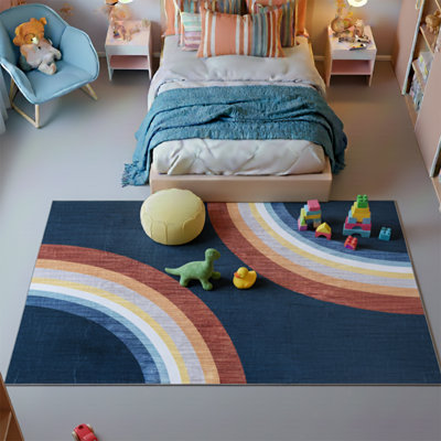 Tapis pour enfant arc-en-ciel bleu marine / rouge 4 pi x 6 pi (3 pi 11 po x 5 pi 10 po) Branch Marlow, tapis contemporain, à poils moyens et résistant aux taches