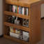 Bureau d'angle entièrement en bois et bibliothèque intégrés en forme de L