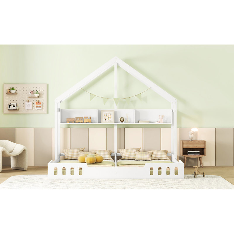 Lits plateforme simples blanc crème avec garde-corps et tablettes