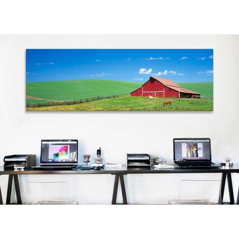 «Red Barn with Horses», reproduction de photo sur toile, H 24 po x l 72 po x P 1,5 po, Toile tendue