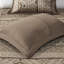 Couvre-lit réversible 5 pièces brun et doré. Comprend un couvre-lit, 2 taies décoratives et des coussins décoratifs. Fait de luxe durable. Présente des feuilles, des rayures et des motifs. Accentué par des coutures. Or