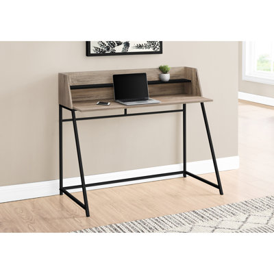 Bureau d'ordinateur de 48 po de largeur pour bureau à domicile, stratifié brun et métal noir, tablettes de rangement incluses, apparence moderne qui fonctionne à la maison, livré avec des tablettes,